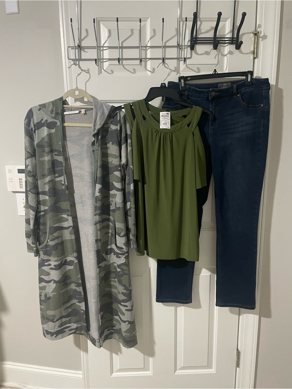 Olive Green Cold-Shoulder Women's Top AUW nwt med Chicos 1 so slimming jeans M